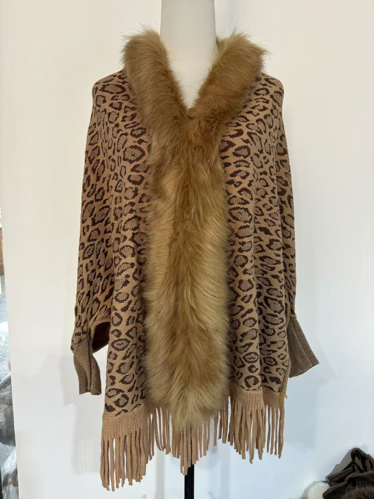 One-Size-Fits-All Leopard Print Fur Collar Throw-Over Cardi