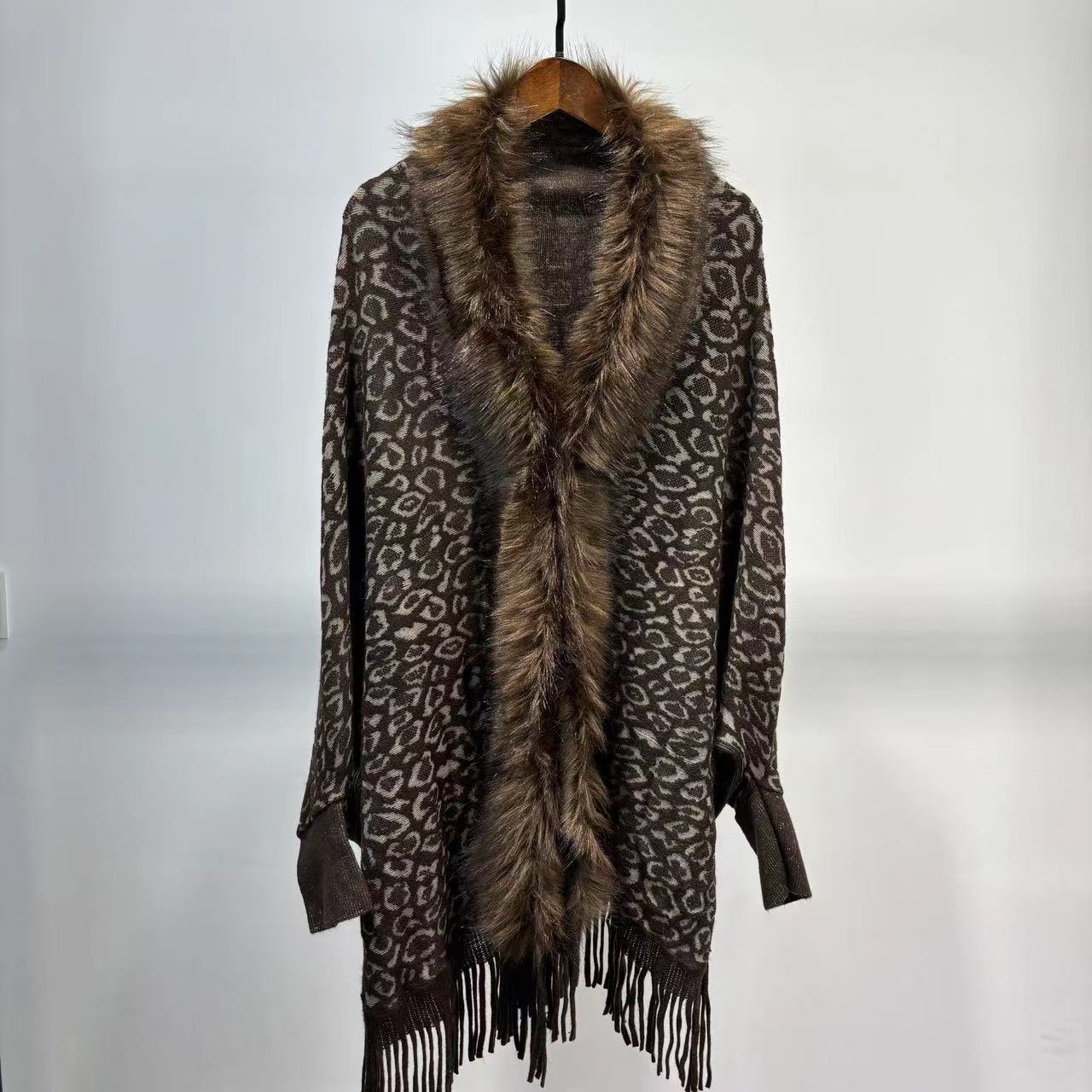 One-Size-Fits-All Leopard Print Fur Collar Throw-Over Cardi